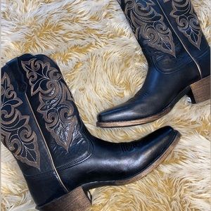 Back cowboy boots with tan and white stitching detail